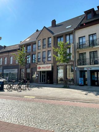 Dit appartement is gelegen in het centrum van Zele.Goed bereikbaar en op fiets- en wandelafstand van openbaar vervoer/station Zele, de markt, winkels...