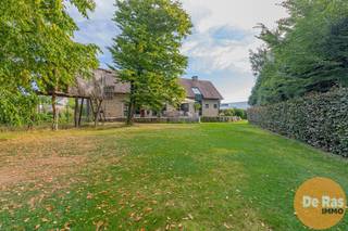 HERZELE – Verzorgde villa met multifunctionele loods (550m²) op centrale ligging.Deze eigendom omvat een instapklare villa met aansluitende loods,...