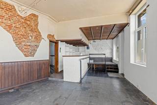 <p>Découvrez cette maison unique située au Nieuwevaart 217 à Gand, un endroit où l'énergie urbaine rencontre une accessibilité optimale. Ce bien spacieux offre d'innombrables possibilités, que ce soit pour ceux qui recherchent un foyer chaleureux ou pour les entrepreneurs avec des ambitions dans l’horeca.</p>
<p>Les premiers travaux de rénovation ont déjà été réalisés : une toiture neuve et des fenêtres modernes constituent une base solide. Actuellement utilisée comme habitation, la maison bénéficie également d’un permis horeca, ce qui ouvre la porte à une multitude de projets. Imaginez une combinaison d’un commerce au rez-de-chaussée avec une habitation privée à l’étage, ou transformez-la en une grande maison familiale pleine de caractère.</p>
<p>Située sur le Nieuwevaart, à deux pas du centre historique et du quartier animé autour de Dampoort, cette propriété bénéficie d’une localisation centrale avec toutes les commodités à proximité. Les excellentes connexions et la dynamique du quartier en font une opportunité unique pour les amateurs de la vie urbaine et les entrepreneurs.</p>
<p>Êtes-vous prêt à concrétiser vos idées dans ce bien au potentiel incroyable ? Contactez-nous rapidement et venez découvrir cette maison polyvalente. C’est l’occasion de posséder un bien unique à Gand !</p>