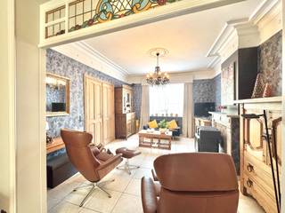 2 Halfopen woningen op een locatie met goede verkeersverbindingen en nabij alles wat men nodig heeft aan winkels, bakker, slager, enz..<br />Indeling woning nr 361: Ruime en lichtrijke woning met aparte inkom met traphal, Ruime woonkamer met salon, eetplaats en volledig geïnstalleerde open leefkeuken met eethoek en alle comfort: vaatwas, oven, microgolfoven, inductiekookplaat, afzuiging, veel kastruimte, bijhorende eettafel in dezelfde uitvoering,.. Apart toilet met handwasser, bergplaats, badkamer met douche, sas naar garage met sectionale poort en trap naar de zeer ruime zolder; Via de traphal in de inkom kan men naar de bovenverdieping waar een nachthal is, drie ruime slaapkamers en bergruimte; Grote tuin met terras; rechts is een ruime oprit met bering en carport, Epc 596/ F; Indeling halfopen woning nr 359: Inkom, woonkamer, keuken, wasplaats, badkamer met douche, apart toilet, kelder, traphal naar verdieping 1: 2 kamers; Oprit/ parking voor wagen en mooie tuin; Instapklaar en proper, enige renovatie vereist; Epc 810/F; Beschikbaar: bij notariële akte na betaling; Info en bezoek: info@elet.immo;<br />