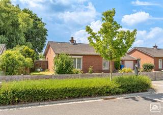  Deze woning heeft een ruime tuin met een ideale oriëntatie op slechts enkele stappen van het centrum van Boortmeerbeek.Er zijn winkels, scholen ,...