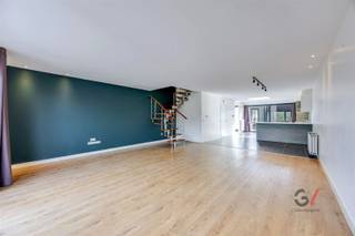 <p><strong>Ready-to-move-in, spacious apartment in Wilsele</strong></p><p>This surprisingly spacious apartment is for sale at 552 Aarschotsesteenweg in Wilsele. A nice bonus: it’s located above an electronics store, so you’re literally right at the source for your latest gadgets. From a delicious morning coffee from a brand-new coffee maker to fresh toast from a new toaster.</p><p>Inside, the spacious, light-filled living area immediately catches your eye—you’ll have plenty of room to comfortably fit a large seating area and dining table. With three full-sized bedrooms, there’s ample space for a family, a home office, or a hobby room. The absolute highlight of the home is the 26 m² terrace—a delightful extension of the living room where you can relax in peace or enjoy a cozy meal with friends.</p><p>Parking stress is a thing of the past thanks to the included parking space at the rear of the building. In addition, the location is a dream for commuters: thanks to the fast and direct connection to the E314, you’ll be on your way to your destination in no time, while the center of Leuven is also nearby. A unique opportunity for a lovely, central location!</p><p>Schedule your visit and contact Kim at Gilles Vastgoed today at +32 468 48 61 27 or kim@gillesvastgoed.be</p>