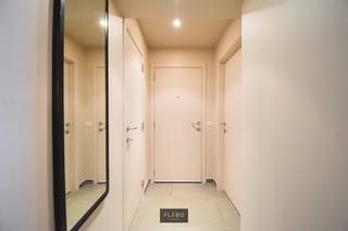 Dit charmante duplexappartement is gelegen in de rustige en toch centraal gelegen Wancourstraat in Wenduine, op wandelafstand van het strand en het levendige centrum.<br /><br />We betreden het appartement via de inkomhal, waar we meteen rechts toegang hebben tot een eerste lichtrijke badkamer, uitgerust met een comfortabel ligbad, dubbel lavabomeubel en toilet. Verder door de gang komen we terecht in de open, gezellige keuken die naadloos overgaat in de sfeervolle leefruimte. De grote raampartijen zorgen voor een overvloed aan natuurlijk licht en geven uit op het zonnige terras — de perfecte plek om te genieten van een rustige ochtendkoffie of een avondzonnetje.<br />Aansluitend aan de leefruimte bevindt zich de eerste ruime en heldere slaapkamer.<br />Via de trap begeven we ons naar de bovenverdieping, waar we uitkomen op de tweede, bijzonder ruime slaapkamer. Deze verdieping beschikt ook over een tweede, moderne badkamer met inloopdouche en toilet — ideaal voor comfort en privacy. Mogelijkheid tot aankoop garagebox in residentie!<br /><br /><strong>Extra troeven</strong>:
<ul>
<li><span>Gelegen in een rustige straat nabij strand en centrum</span></li>
<li><span>Twee badkamers</span></li>
<li><span>Zonnig terras</span></li>
<li><span>Duplexindeling met veel lichtinval</span></li>
<li><span>Instapklaar en verzorgd appartement</span></li>
<li><span>Ideaal als tweede verblijf of vaste woonst</span></li>
<li><span>Mogelijkheid tot aankoop garage in de residentie! </span></li>
</ul>
Laat deze unieke kans niet aan je voorbijgaan en ontdek zelf de charme en het comfort van dit prachtige appartement in Wenduine.<br />