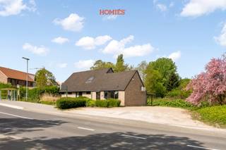 Graag stellen wij u deze vrijstaande woning op een perceel van 9 are, gelegen aan de Sint-Jansbergsesteenweg in Heverlee, met een vlotte bereikbaarheid en nabijheid van bushaltes, winkels en belangrijke verbindingswegen. Bij het betreden van de woning komt u in de inkomhal, die toegang biedt tot de lichtrijke leefruimte met grote raampartijen, wat zorgt voor een aangename natuurlijke lichtinval en een open gevoel. De leefruimte sluit aan op de volledig geïnstalleerde keuken en een aparte bureauruimte, ideaal voor thuiswerk. Verder beschikt het gelijkvloers over een polyvalente ruimte die vroeger dienst deed als kapperszaak en vandaag tal van mogelijkheden biedt (praktijk, hobbyruimte, kantoor…), een praktische berging met aansluiting voor wasmachine en droogkast, en een gastentoilet. Op de eerste verdieping bevinden zich drie volwaardige slaapkamers en een badkamer uitgerust met een douchebad, lavabo en een tweede toilet. Buiten geniet u van een rustige tuin waar u in alle privacy kan ontspannen. Bijkomende pluspunten zijn de aanwezigheid van een vergunde carport en een praktisch tuinhuis. Verder is er tevens voldoende parkeergelegenheid naast de woning. Kortom, een veelzijdige woning met tal van mogelijkheden op een goed bereikbare locatie in Heverlee. Interesse? Contacteer ons via info@homies.be of 016 22 82 22 voor meer informatie of een bezoek ter plaatse. HOMIÉS an Eye for Immo!