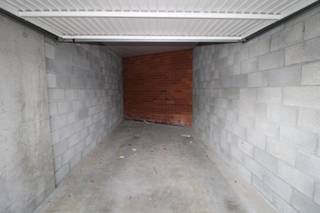 Deze afgesloten garagebox (nr.13) in centrum Koekelare is gelegen vlak naast De Kroon, aan het Sint Maartensplein.<br />Garage dient enkel gebruikt te worden als parkeerplaats van een voertuig. Geen stockageruimte. <br /><br />Afmetingen:<br />Diepte: rechterkant: 5.2m, linkerkant: 6.6m.<br />Breedte: 2.8m<br />Hoogte garagepoort: 2.1m<br /><br />Syndickosten inbegrepen. Vrij 1/09/2026. Huurprijs 92 €/mnd