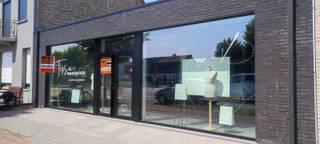 <h2>Indeling</h2>
<ul>
<li>Grote open handelsruimte met tal van inrichtingsmogelijkheden.</li>
<li>Volledig glazen voorgevel van meer dan 10 meter.</li>
<li>Mooie, onderhoudsvriendelijke gepolierde betonvloer.</li>
<li>Ruime toiletruimte.</li>
<li>Extra grote berging, die eenvoudig kan worden ingericht als bureau, praktijkruimte of extra kamer (mogelijkheid tot het voorzien van een raam).</li>
<li>Afzonderlijke technische ruimte met alle voorbereidingen voor de installatie van een keuken of kitchenette.</li>
</ul>
<h2>Troeven</h2>
<ul>
<li>Recent gebouwd (ca. 4 jaar oud).</li>
<li>Strategische ligging langs de belangrijkste invalsweg naar De Panne.</li>
<li>Groot perceel.</li>
<li>Zeer ruime private parking achteraan.</li>
<li>Instapklaar en polyvalent.</li>
<li>Ideaal als winkel, showroom, kantoor, praktijkruimte of dienstverlening.</li>
<li>Grote visibiliteit en veel passage.</li>
</ul>
<h2>Extra potentieel</h2>
<p>Dankzij de ruime oppervlakte, de indeling en de ligging in woongebied biedt dit pand bovendien interessante mogelijkheden om het geheel of gedeeltelijk te combineren met een loft of woonfunctie. Dit kan een unieke meerwaarde betekenen voor wie wonen en werken wenst te combineren of op zoek is naar een bijzonder vastgoedproject.</p>
<p>Een functiewijziging of de combinatie met wonen is uiteraard steeds onder voorbehoud van het verkrijgen van de vereiste omgevingsvergunning en de geldende stedenbouwkundige voorschriften.</p>
<p>Een unieke opportuniteit voor ondernemers, vrije beroepen én investeerders die op zoek zijn naar een modern, kwalitatief en veelzijdig pand met tal van toekomstmogelijkheden op een toplocatie in De Panne.</p>