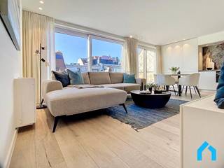 Penthouse met kwalitatieve materialen gerenoveerd. Dit penthouse beschikt over twee ruime zonneterrassen waarop u verwend wordt met...