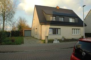 Halfopen bebouwing te huur met oprit en garage, nabij centrum van Borsbeek.Indeling: inkomhal, living, volledig ingerichte keuken, eetkamer...