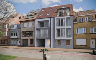Duplex-appartement op de tweede en derde verdieping van een nieuw gebouw Residentie "Stan" te Heist-aan-Zee. Een bruikbare vloeroppervlakte van 102 m² exclusief terrassen. De ligging van de residentie is uitstekend met het strand en alle winkels binnen wandelafstand. Ook het station van Heist ligt vlakbij. <br /><br />Op de tweede verdieping een grote leefruimte met een leuk zicht op de brede Bondgenotenlaan. Achteraan een halfopen keuken met toegang tot het zonneterrras. Op deze verdieping verder ook een wasplaats/bergruimte en een gastentoilet. <br /><br />Op de derde verdieping zijn er 3 slaapkamers (indien gewenst kan het ook met 2 grote slaapkamers), een ingerichte badkamer en een bijkomend toilet. <br /><br />Een appartement met ruimte, lichtinval in te richten volgens het lastenboek of naar keuze van de koper. Dit in een nieuw gebouw alles conform de huidige normen en wetten. Er kan nog aangekocht worden aan 6 % BTW. Een parkeerplaats aankopen kan in het gebouw. De fietsenberging zit inbegrepen. <br /><br />Wenst u de plannen en het lastenboek te bekijken? Contacteer Willem Cauwels op tel. 050/89.27.70