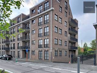 gezellig APPARTEMENT op de 4e verdieping, bestaande uit : aparte inkom met toilet + lavabo, living, keuken met koelkast, kookfornuis...