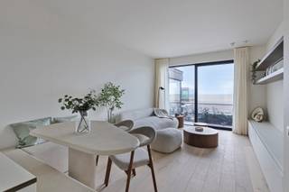 Ontdek dit prachtig afgewerkt, luxueus appartement met frontaal zeezicht gelegen in Oostduinkerke op de Zeedijk. <br /><br />In residentie ’t Strand, pal op de zeedijk van Oostduinkerke, tonen wij jou graag dit schitterend afgewerkt en volledig ingericht appartement. Alles werd bovendien tot in de puntjes afgewerkt met hoogwaardige materialen en oog voor detail.<br /><br />Dit 1-slaapkamer appartement beschikt over een uiterst ruime slaapkamer van maar liefst 20,55 m², die kan worden opgesplitst in twee aparte kamers of kan dienen als slaapkamer met een royale dressing. Dit appartement is direct beschikbaar. <br /><br />Vooraan bevindt zich een gezellig terras met frontaal zeezicht, terwijl je aan de achterzijde kan genieten van een terras van 30 m².<br />Geniet van alle hedendaags comfort tijdens jouw verblijf aan zee. Het appartement is uitgerust met domotica en prachtig maatwerk dat kwaliteit en stijl uitstraalt.<br /><br />In de ondergrondse verdieping is er een private berging voorzien, en dankzij de geautomatiseerde fietslift heb je gemakkelijk toegang tot de fietsenstalling.<br /><br />Heb je interesse in dit appartement en wens je graag een bezoek of meer informatie? Contacteer Marie op het rechtstreeks nummer 0469 66 49 11 of mail naar marie@immomargaux.be <br /><br />Prijs is excl. BTW en registratierechten