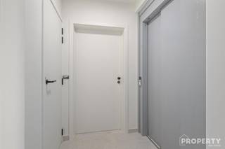 <p><span>Nieuwbouwappartement op de eerste verdieping in een kleinschalig nieuwbouwproject bestaande uit 5 hoogwaardig afgewerkte appartementen.</span></p><p><span><br />- verzorgde inkomhal </span></p><p><span>- ruime open woonkamer met een volledig geïnstalleerde keuken</span></p><p><span>- 2 ruime slaapkamer</span></p><p><span>- geïnstalleerde badkamer met instapdouche</span></p><p><span>- gastentoilet</span></p><p><span>- zonneterras</span></p><p><span><br />Een garage, staanplaats of individuele berging kan optioneel worden aangekocht.<br /><br /></span></p><p><span>Gemeenschappelijke fietsenberging voorzien.<br /><br />Voor meer info of een bezoek, bel 0476 46 12 87</span></p>