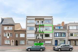 Op zoek naar een lichtrijk en centraal gelegen appartement in Oostende? ✨ Dit knusse 2-slaapkamerappartement met ruim terras 🪴 biedt alle troeven voor wie betaalbaar en comfortabel wil wonen op een toplocatie.<br /><br />Met zijn 81 m² woonoppervlakte geniet je van:<br /><br />➡️ Inkomhal die toegang geeft tot alle ruimtes<br /><br />➡️ Ruime living vol natuurlijk licht ☀️<br /><br />➡️ Ingerichte keuken 🍳<br /><br />➡️ Badkamer met alle comfort<br /><br />➡️ Twee slaapkamers 🛏️<br /><br />➡️ Terras om heerlijk buiten te vertoeven 🌿<br /><br />📌 Extra info:<br /><br />⚡ Verwarming op elektriciteit<br /><br />📊 EPC: 462 kWh/m²jaar<br /><br />🏷️ KI: €788<br /><br />📍 Openbaar vervoer, winkels &amp; voorzieningen vlakbij<br /><br />Perfect als vaste woonst of investering 💼!<br /><br />📞 Meer info of een bezoek? Bel ons vandaag nog!