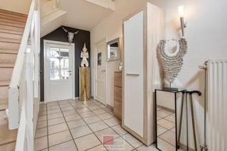 Vrijstaande woning met luxe buitenbeleving en topligging nabij Maastricht<br /><br />Deze vrijstaande woning met een bewoonbare oppervlakte van ca. 221 m² is gelegen op een perceel van 7a78ca en combineert ruimte, comfort en energiezuinig wonen met een uitzonderlijke ligging op slechts ca. 8 minuten van het Vrijthof in Maastricht.<br /><br />De volledig zuidgerichte tuin vormt een echte troef en is ingericht met oog voor ontspanning en privacy. Zo beschikt de woning over een stijlvolle tuinkamer met glazen schuifwanden, ideaal om het hele jaar door van het buitengevoel te genieten. Daarnaast is er een overdekt loungegedeelte met een full-option jacuzzi, perfect om in alle rust te ontspannen.<br /><br />Binnenin biedt de woning een doordachte en ruime indeling met drie volwaardige slaapkamers. De master bedroom wordt versterkt door een ensuite dressing of kantoorruimte van ca. 10,7 m², wat zorgt voor extra comfort en flexibiliteit. Verder is er een volledig geïnstalleerde badkamer aanwezig.<br /><br />Op vlak van energie-efficiëntie onderscheidt deze woning zich duidelijk. Met 21 zonnepanelen en drie Daikin split airco’s, waaronder een krachtige 5 kW unit voor de leefruimtes, kan de woning in de praktijk grotendeels zonder gas worden verwarmd. Op de bovenverdieping zijn bovendien nog twee extra Daikin split airco’s aanwezig (2,5 kW en 3,5 kW). Dit vertaalt zich in een aangenaam binnenklimaat én lage energiekosten.<br /><br />De woning is gelegen in een doodlopende straat met uitsluitend lokaal verkeer, wat zorgt voor een rustige, veilige en aangename woonomgeving. Hier geniet u van maximale privacy, terwijl u toch vlakbij alle voorzieningen bent.<br /><br />In de directe omgeving vindt u prachtige wandel- en fietsroutes langs de Maas en in het Nationaal Park Hoge Kempen. Scholen, winkels en openbaar vervoer zijn vlot bereikbaar.<br /><br />Een ideale combinatie van rust, ruimte, energiezuinig wonen en de nabijheid van Maastricht — een woning die zowel praktisch als qua levenskwaliteit overtuigt.<br /> <br />Bezichtig deze woning ook digitaal en 'loop' zelf door de woning. Kijk daarvoor op onze website of via: my.matterport.com/show/?m=wnQuYjEhmC6<br /> <br />INDELING<br /> <br />Gelijkvloers:<br /> <br />- Inkomhal met toegang tot de trap naar het 1ste verdiep;<br />- Toilet met lavabo;<br />- Keuken voorzien van 4-pit inductievuur met dampkap, whirlpool vaatwasser, RVS spoelbak en oven;<br />- Toegang naar de leefruimte via de inkomhal of eetkamer en mogelijkheid tot de overdekte veranda;<br />- Leefruimte met houten plankenvloer, inbouwspotjes, tv-aansluiting, thermostaat (Buderus);<br />- Veranda voorzien van glazen schuifwanden voor optimaal leefcomfort;<br />- Berging met aansluiting wasmachine, lavabo;<br />- Inpandige garage met automatische poort.<br /> <br />1e verdieping:<br /><br />- Slaapkamer 1 van ca. 30m², zicht op de voorzijde, voorzien van laminaatvloer, airco (Daikin) en radiatoren;<br />- Badkamer met dubbele wastafel met onderkast, ledspiegel met licht, bad met jetfunctie, toilet, ruime inloopdouche en designradiator;<br />- Overloop boven met laminaat;<br />- Slaapkamer 2 van ca. 17.1m² met zicht op de zijtuin, laminaatvloer en gedeeltelijk schuin plafond;<br />- Slaapkamer 3 van ca. 15.4m² met ensuite dressing van maar liefst 10.7m².<br /> <br />Zolder:<br /><br />- Bergzolder, geen vlizotrap aanwezig.<br /> <br />Kelder:<br /><br />- Betegelde kelder, betonnen trap, kruipruimtes aanwezig.<br /> <br />Tuin:<br /> <br />- Volledig zuidgeoriënteerde tuin met optimale zonligging;<br />- Betegeld terras van maar liefst 45m²;<br />- Ruime opslagberging in de tuin;<br />- Overkapt terras (momenteel gebruikt i.c.m. jacuzzi);<br />- Zonnewering<br />- Zowel de voortuin, zij-tuin als achtertuin zijn aangelegd. <br /> <br />Energieprestatie en binnenklimaat (EPB-EPC)<br />Certificaat beschikbaar: ja<br />EPC certificaatnummer: 20260131-0003786331-RES-1<br />Berekende energiescore : (kWh/m²): 175 kWh/m² jaar - B label<br />Het certificaat is geldig tot en met: 31-01-2036<br />Electrische installatie: ja - CONFORM<br /> <br />Informatie stedenbouwkundige voorschriften:<br />Stedenbouwkundige vergunning: ja<br />Meest recente bestemming: woonuitbreidingsgebieden<br />Dagvaarding uitgebracht: neen<br />VOORKOOPRECHT OP DIT GOED: neen<br />VERKAVELINGSVERGUNNING: neen<br />WATERGEVOELIG OPENRUIMTEGEBIED: neen<br /><br />Maatregelenregister: neen<br /><br />Overstromingsgevoelige gebieden:<br />Perceelscore of P-score : D<br />Gebouwenscore of G-score: D<br />Ligging in Signaalgebied: neen <br />Ligging in afgebakende oeverzone of afgebakend overstromingsgebied: neen<br /> <br />A:geen overstroming gemodelleerd B: kleine kans op overstromingen onder klimaatverandering C: kleine kans op overstromingen D: middelgrote kans op overstromingen<br /> <br />Beschermd erfgoed<br />GEINVENTARISEERD ERFGOED: neen <br />BESCHERMD ONROEREND ERFGOED: neen