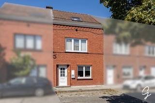 TE KOOP - Charmante woning met 3 slaapkamers en een bijzonder sterke troef<br /><br />Bent u op zoek naar een gezellige woning met een praktische indeling én extra mogelijkheden? Dan is deze woning absoluut het ontdekken waard!<br /><br />Op het gelijkvloers beschikt de woning over een aangename leefruimte met living en eetkamer, een keuken en een handige berging. Vanuit de keuken heeft u rechtstreeks toegang tot de buitenruimte.<br /><br />Een absolute meerwaarde is de rechtstreekse toegang vanuit de buitenplaats naar de woning. Dit zorgt voor extra comfort.<br /><br />Op de eerste verdieping bevinden zich twee slaapkamers en een badkamer. Via de grootste slaapkamer bereikt u met een vaste trap de ruime zolderverdieping. Deze ruimte kan perfect ingericht worden als derde slaapkamer, hobbyruimte, bureau of extra leefruimte, afhankelijk van uw wensen.<br /><br />Een woning met veel potentieel, een praktische indeling en een verrassende extra verdieping. Ideaal voor starters, gezinnen of wie op zoek is naar een woning met mogelijkheden.<br /><br />Richtprijs: 298.000€<br /><br />Mis deze kans niet en neem vandaag nog contact op voor meer informatie of een bezichtiging in te plannen.<br />Plan uw bezichting via onze website www.cornelis-goeman.be