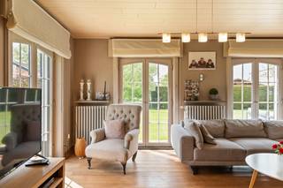 In een rustige en residentiële straat in het gegeerde Sint-Martens-Latem bevindt zich deze verzorgde en instapklare villa op de Constant Permekelaan. De woning is gelegen op een mooi perceel van ca. 875 m² en geniet van een aangename omgeving met veel privacy.<br /><br />De woning verwelkomt u in een ruime inkomhal met een apart gastentoilet en een bureauruimte, ideaal voor thuiswerk of een rustige werkplek. Vanuit de hal gaat u verder naar de leefruimte, die dankzij de grote raampartijen baadt in natuurlijk licht en een aangename sfeer creëert. Aansluitend bevindt zich de keuken die praktisch is ingericht en vlot aansluit op de leefruimte. Vanuit de keuken heeft u toegang tot de kelder en de wasruimte, die op haar beurt rechtstreeks verbinding geeft met de inpandige garage. Op de eerste verdieping bevinden zich vier ruime slaapkamers. Daarnaast is er een aparte linnenkamer voor extra bergruimte en een badkamer, uitgerust met zowel een douche als een bad.<br /><br />Naast de woning vindt men ook nog een handige carport die plaats biedt voor tien zonnepanelen.<br /><br />Beschikbaar vanaf 1 oktober.