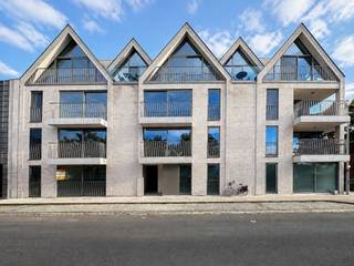 <p>Dit instapklare gelijkvloerse appartement maakt deel uit van de stijlvolle nieuwbouwresidentie Kaai 30, gelegen op een rustige en bijzonder centrale locatie aan de rand van Brugge. Vanuit de residentie geniet u van een aangenaam omgeving langs het water en bevindt u zich tegelijk op korte afstand van het historische stadscentrum.<br /><br />De ligging combineert het beste van twee werelden: rustig wonen, voldoende weg van de toeristische drukte, maar met alle voorzieningen binnen handbereik. Scholen, winkels en openbaar vervoer bevinden zich op wandelafstand. Ook de Grote Markt en ’t Zand zijn vlot bereikbaar. In de nabije omgeving vindt u bovendien meerdere supermarkten, diverse loop- en fietsroutes en een fitness en zwembad op minder dan 1 km van de residentie.<br /><br />Het appartement wordt volledig afgewerkt met kwalitatieve materialen.<br /><br />De indeling omvat een aangename leefruimte met open keuken, uitgerust met alle hedendaags comfort, en een praktische technische berging. Vanuit de leefruimte heeft u rechtstreeks toegang tot het privatieve terras, dat aansluit op de mooi aangelegde, gemeenschappelijke binnentuin en een aangename plek vormt om tot rust te komen. Via het grote raam aan de keuken geniet u van een prachtig zicht op het water. Verder beschikt het appartement over een apart toilet, een badkamer met inloopdouche en dubbele lavabo en twee volwaardige slaapkamers waarvan een slaapkamer toegang biedt tot het terras. <br /><br />Als bijkomende troef beschikt de residentie over een ondergrondse parkeergarage, te bereiken via een autolift. Bij het appartement dient een ondergrondse autostaanplaats te worden aangekocht, wat zorgt voor extra comfort en parkeergemak.<br /><br />Een uitstekende keuze voor wie op zoek is naar een kwalitatief, instapklaar appartement op een rustige en centrale locatie in Brugge.<br /><br />Voor verdere informatie of vrijblijvend bezoek contacteer Jana op 0498 10 98 98 of mail naar jana@immax.be.</p>