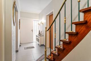 Rustige woonwijk op centrale ligging...<br /><br />Deze statige woning met zijdelingse oprit, heeft zijn voordeur eveneens op die zijkant. <br />De inkomhal toont reeds de originaliteit van de woning met de stijlvolle halfronde trap. Vanuit deze inkomhal is er is er toegang tot het bureau, de vestiaire en gastentoilet, tot de keuken en eveneens tot de leefruimte.<br />De vele ramen zorgen voor veel lichtinval in al deze ruimtes. <br />De leefkeuken is rechtstreeks met de living verbonden, en daarnaast ook met de wasberging en de kelder. <br />De nachthal op de eerste verdieping is voorzien van 6 deuren, die elk naar een van de 3 slaapkamers, de badkamer, de linnenkamer of de zolderberging leiden.<br />De centrale verwarming is op gas.<br />Achter de woning ligt een westgeöriëntieerde tuin met een recent vernieuwd terras, alsook een praktische garage met nieuwe garagepoort.<br /><br />Deze woning ligt in het bruisende Bissegem, nabij belangrijke invalswegen, maar toch in een rustige wijk gelegen. Vlakbij zijn winkels, openbaar vervoer en het jaagpad richting Kortrijk gemakkelijk bereikbaar.