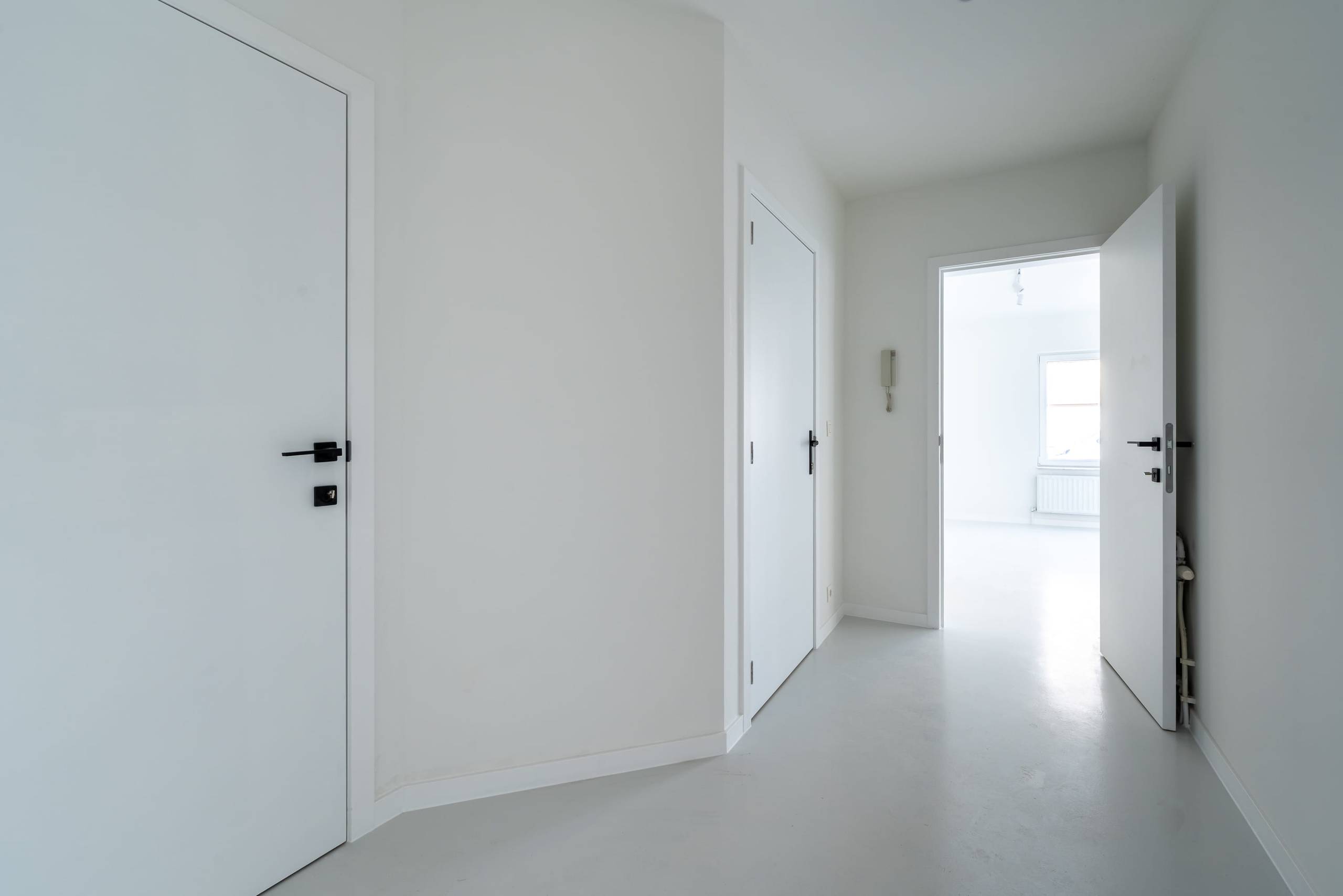 Volledig gerenoveerde bureau met koer in Sint-Pieters-Leeuw - foto 4