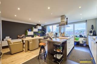 In hartje Leopoldsburg vind je deze gerenoveerde dakduplex. Dit appartement strekt zich uit over de 3e en 4e verdieping.Er is een lift aanwezig. Op...