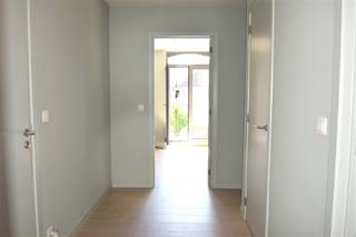 <p><span>Ruim en recent appartement (EPC A) in een kleinschalig complex, gelegen in de Heidestatiestraat, met o.a. een lichte leefruimte, ruime terrassen, twee slaapkamers en één badkamer.</span></p><p><span> </span></p><p><span>Indeling:</span></p><p><span>Het appartement bevindt zich op de eerste verdieping toegankelijk via trap of lift. De inkomhal is voorzien van gastentoilet met handenwasser en biedt ruimte voor een vestiaire kast. De lichte leefruimte geeft toegang tot het ruim zonneterras. De ingerichte open keuken met ontbijttoog is volledig uitgerust met combioven, inductie kookplaat, dampkap, vaatwasser, dubbele wasbak en koelkast. Vanuit de hal toegang tot een ruime berging met voorziening van wasmachine en droogkast. De twee slaapkamers hebben beide toegang tot een ruim terras. De ingerichte badkamer voorzien van dubbele wastafel en inloopdouche. Het volledige appartement is op tegelparket. </span></p><p><span> </span></p><p><span>Bijzonderheden:</span></p><p><span>- Huurprijs: € 1.050 + € 100 vaste kosten per maand (incl. autostaanplaats)</span></p><p><span>- 1-jarig contract (kan verlengd worden)</span></p><p><span>- Beschikbaar vanaf: 01/04/2026</span></p><p><span>- EPC A-label</span></p><p><span>- Gemeenschappelijke fietsenstalling</span></p><p><span>- Lift aanwezig</span></p><p><span>- Beveiligde deur</span></p><p><span>- Videofoon</span></p>