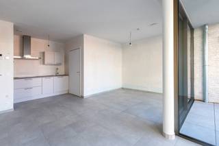 <span><span><strong>Geniet van 6% btw, ook interessant voor investeerders! Informeer naar de voorwaarden.</strong><br /><br />De Bonnefant, Wonen in het midden van de stad en toch omgeven door groen. Een iconisch gebouw op een centrale en culturele locatie waar er ruimte is voor luxe, een onvergetelijke woonervaring of zorgeloos wonen in een assistentiewoning. <br /><br />Tussen de gebouwen van De Bonnefant is een <strong>groene doorsteek</strong> gecreëerd die de Demerstraat rechtstreeks verbindt met het begijnhof. Gezellig vertoeven in één van de twee gemeenschappelijke binnentuinen of liever een barbecue met de buren? Bovendien hebben de terrassen geïntegreerde plantenbakken die zijn uitgerust met een automatisch beregeningssysteem. Een extra groene beleving is verzekerd.<br /><br />Het bestaande RTT-gebouw is volledig gerenoveerd met het behoud van de Hasseltse authenticiteit en verder uitgebreid met energiezuinige nieuwbouw. Parkeren in het centrum is geen evidentie maar toekomstige bewoners van De Bonnefant kunnen parkeren in de ruime ondergrondse parkeerplaats. Je kan ook je fiets kwijt in de fietsenstalling. <br /><br /></span></span>
<p><strong>ASSISTENTIEWONINGEN<br /></strong>Centraal gelegen of rust en persoonlijk comfort? In deze assistentiewoningen hoef je niet te kiezen. 1 of 2 slaapkamers, compact maar alle moderne comfort. Wonen zonder zorgen! Geniet van een uitgebreid pakket aan services en diensten van <strong>erkende zorgpartner</strong> <strong>Begralim</strong>. Zo staat er dag en nacht een <strong>hulpverlener</strong> klaar via een oproepsysteem en kan je een keer per week terecht bij de <strong>woningassistent</strong> voor al je zorgen. Je krijgt bovendien voorrang om te verhuizen naar het Hasseltse woon-en zorgcentrum Sint-Elisabeth. En dit alles voor een<strong> lage vaste dagprijs</strong><strong> van 3€</strong>.</p>
<p><strong>Investeren zonder zorgen</strong></p>
<p>Als investeerder hoef je je geen zorgen te maken over de uitbating van de assistentiewoningen. Die gebeurt door Begralim, een gekende naam in Hasselt. Indien gewenst, neemt Begralim de verhuring voor haar rekening. Later zelf nood aan een assistentiewoning? Dan ben jij natuurlijk verzekerd van een comfortabele assistentiewoning in De Bonnefant.</p>
<p>GENIET NU VAN <strong>6% btw</strong> (onder voorwaarden)</p>
<p>Enkele voordelen op een rijtje:<br />-slechts 12% btw op constructiewaarde (of *6% indien u als koper in aanmerking komt) <br />-vrijgesteld van onroerende voorheffing<br />-onmiddellijk bewoonbaar<br />-verhuur en dienstverlening via Begralim (https://begralim.be/)<br /><br /></p>
<span><strong>ASSISTENTIEWONING A3 AS 02</strong> - verdiep 3<br />- bewoonbare oppervlakte: 63,70 m²<br />- oppervlakte terras: 12,85 m²<br />- leefruimte met open keuken<br />- terras met zicht op de gezellige verkeersvrije Bonnefantensteeg<br />- slaapkamer met ensuite-badkamer<br />- berging<br /><br />Vermelde prijs is exclusief ondergrondse parkeerplaats en exclusief registratie, btw en notariskosten.<br /><br />Alle assistentiewoningen werden intussen volledig afgewerkt en zijn <strong>onmiddellijk bewoonbaar. </strong>Wij ontzorgen je ook voor <strong>de verkoop </strong>van je <strong>huidige woning</strong>! Voor meer uitleg helpen we je graag verder.<strong><br /></strong><br /></span>