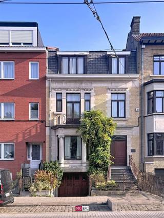 Discover this impressive art deco mansion in the heart of Sint-Agatha-BerchemStep inside this beautiful and characterful mansion that has been...