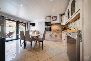 Contact et visites : Laurent Petaccia – 071 15 87 87 laurent.petaccia@weinvest.be Ensemble immobilier composé d'une maison 3 chambres avec garage et d'un appartement indépendant à Mont-sur-Marchienne Situé aux 175 et 177 Rue Jules Ruhl à Mont-sur-Marchienne, cet ensemble immobilier constitue une opportunité idéale pour une famille souhaitant bénéficier d'un logement indépendant, d'une profession libérale ou d'un investissement complémentaire. La maison se compose comme suit : Au rez-de-chaussée, vous découvrirez un espace salon et salle à manger, une cuisine ainsi qu'une salle de bain et un accès direct à une magnifique terrasse de style italien. Les étages accueillent trois chambres confortables. Un garage et un agréable jardin viennent compléter cette habitation. L'appartement, totalement indépendant de la maison, comprend un séjour, une cuisine, une chambre ainsi qu'une salle de bain, offrant une autonomie complète à ses occupants. Informations techniques de la Maison : • PEB : D • Électricité non conforme • Chauffage Pellet • Garage • Grande terrasse de style italien • Jardin • Excellent état général Informations techniques de l'Appartement : • PEB : G • Électricité conforme / chauffage pellet • 1 chambre • Entrée indépendante Vous recherchez un bien offrant de multiples possibilités, que ce soit pour une occupation familiale, une profession libérale ou un revenu complémentaire ? Cet ensemble immobilier saura répondre à vos attentes. Contact et visites : Laurent Petaccia – 071 15 87 87 laurent.petaccia@weinvest.be Descriptif à titre indicatif et non contractuel, sous réserve d'inexactitudes.