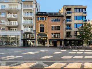 Dit handelshuis, bestaande uit een commercieel pand met bijhorend triplexappartement, geniet van een uitstekende ligging nabij het Driehoeksplein, Lichttorenplein en de zee. Het handelspand omvat een commerciële ruimte op het gelijkvloers met een praktische keuken, berging, afzonderlijk toilet en een extra polyvalente mezzanine, ideaal als uitbreiding van de werkruimte of voor diverse commerciële doeleinden. Daarnaast is het handelspand voorzien van een technische berging met een tweede toilet en doucheruimte. Het triplexappartement beschikt op de eerste verdieping over een aangename leefruimte. Daarnaast omvat het appartement 4 kamers en een badkamer.<br /><br />Een unieke investeringsopportuniteit voor ondernemers die willen genieten van een centrale toplocatie vlakbij het strand en alle voorzieningen.<br /><br />Stedenbouwkundig uittreksel in aanvraag<br /><br />Aarzel niet om ons te contacteren voor meer info: tel. : 050 62 44 14 of via Knokke@immax.be