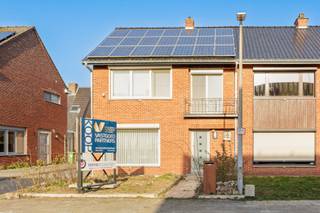 Gezellige gerenoveerde woning met 3 slaapkamers en zonnepanelen<br />Deze gezellige , gerenoveerde woning biedt een comfortabele thuis met verschillende recente vernieuwingen. Dankzij de uitgevoerde renovaties combineert de woning charme met hedendaags wooncomfort.<br /><br />Op de benedenverdieping bevindt zich een ruime en lichtrijke living, een praktische keuken en een nieuwe veranda waar je het hele jaar door kan genieten van extra licht en ruimte.<br />Op de bovenverdieping zijn er drie slaapkamers en een badkamer met bad en toilet.<br /><br />De woning werd de voorbije jaren op verschillende vlakken vernieuwd. Zo werd er een nieuw dak geplaatst, zijn er nieuwe ramen en deuren en beschikt de woning over zonnepanelen, wat bijdraagt aan een energiezuiniger verbruik.<br /><br />Indeling:<br /><br />Ruime living<br />Keuken<br />Nieuwe veranda<br />3 slaapkamers<br />Badkamer met bad en toilet<br /><br />Extra troeven:<br /><br />Nieuw dak<br />Nieuwe ramen en deuren<br />Zonnepanelen<br />Recente renovaties<br />Nieuwe cv condensatieketel<br /><br />Een ideale woning voor wie op zoek is naar een gezellige thuis met reeds uitgevoerde vernieuwingen.<br />Interesse? Neem gerust contact op voor meer informatie of een bezichtiging.