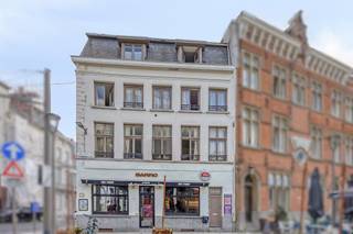 Cette maison de commerce avec des opportunités de projets à vendre dans le centre d'Anvers a une surface habitable de pas moins de 340 m² et offre donc diverses opportunités de développement. <br />Il est actuellement divisé en un rez-de-chaussée commercial et trois appartements.<br /><br />Le centre-ville et les autres principales routes d'accès se trouvent à proximité, ce qui garantit l'accessibilité. <br /><br />Disposition actuelle :<br />- Rez-de-chaussée : espace commercial<br />- Premier étage : appartement<br />- Deuxième étage : appartement<br />- Troisième étage : appartement<br /><br />Détails :<br />- différentes options de projet<br />- emplacement central au cœur d'Anvers<br /><br />Le bâtiment est proposé à la vente au prix demandé de 649 000 euros.<br /><br />Vous êtes intéressé par un appartement ou une maison à vendre à Anvers ? N'hésitez pas à nous contacter. <br />Si vous souhaitez vendre votre propre propriété, veuillez nous contacter pour une estimation gratuite, par téléphone au 03/206.76.76 ou par e-mail à antwerpen@dewaele.com.<br /><br />Vous pouvez également toujours vous adresser à nous pour toutes autres questions concernant l'immobilier !<br /><br />Registre des mesures: en cours de demande