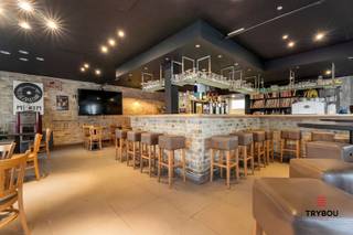 Prachtige ligging op de markt in Merkem.Het pand bestaat uit:*handelsgelijkvloers: ruime ingerichte handelsruimte - toiletten - volledig ingerichte,...