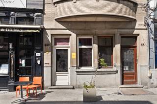 Handelsgelijkvloers met terras en achterhuisje in hartje Antwerpen.Indeling:Bij het binnenkomen valt meteen de diepte van het pand op. Vooraan is er...