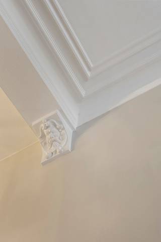 <p>Deze uitzonderlijke woning met originele traphal is een ideale thuis voor grote gezinnen, als kangoeroewoonst of mensen die op zoek zijn naar een eigen woonst met een gastenverblijf.<br />De sous-sol is verdeelt in verschillende ruimtes, waarvan één als slaapkamer, één als ontspanningsruimte met toegang tot het gezellige terras en verschillende bergingen.<br />Op de eerste verdieping is er een ruime, ingerichte leefruimte met gezellig zithoek, eetplaats met sierschouw en een polyvalente tussenruimte die je naar de achterliggende keuken brengt. De tussenruimte kan dienst doen als bureau of leeshoek en biedt toegang tot een extra terras.<br />Op de tussenverdieping is er een gigantische badkamer met dubbele wastafel. <br />In de achterliggende ruimte is er een ingewerkt ligbad en douche voorzien.<br />De tweede verdieping is voorzien van drie volwaardige kamers, waarvan er twee zijn samengevoegd tot één suite-kamer.<br />Verder vinden we nog een een apart toilet, een badkamer met een aanpalende slaapkamer op het tussenverdiep.<br />Op de bovenste verdieping is er opnieuw een ruime keuken en een leefruimte waar er opnieuw plaats is voor een eetkamer en een salon.<br /><br />STARTPRIJS: Elk schriftelijk bod wordt besproken met de eigenaar die het voorstel al dan niet kan aanvaarden.<br /><br />Ben je op zoek naar een woning met charmante woonvertrekken en authentieke elementen?<br />Neem dan contact op met Kris op 0470 /51 04 09 of mail naar kris.bauwens@albert.immo</p>