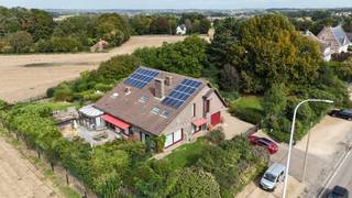 Deze strategisch gelegen open bebouwing biedt een <strong>bewoonbare oppervlakte</strong> van maar liefst<strong> 490 m²</strong>, op een perceel van <strong>32a37ca</strong>, met een weids <strong>uitzicht over agrarisch gebied</strong>. Met<strong> vijf ruime slaapkamers</strong> en de mogelijkheid om <strong>drie bijkomende kamers</strong> in te richten, biedt deze woning bijzonder veel mogelijkheden.<br /><br />Het gelijkvloers omvat een centrale hal, een lichtrijke woonkamer, keuken, veranda en bergruimte. Daarnaast bevinden zich hier drie slaapkamers, een badkamer, twee toiletten en een ruime garage. De slaapkamers en badkamer op dit niveau maken de woning ook aantrekkelijk voor wie comfortabel op het gelijkvloers wil wonen.<br /><br />Op de verdieping vindt u een ruime badkamer, twee ingerichte, royale slaapkamers en zolderruimten. Mits verdere afwerking kunnen deze worden ingericht als drie extra slaapkamers, een mancave, hobbyruimte of een combinatie hiervan.<br /><br />Ook op technisch vlak heeft deze villa heel wat te bieden: de woning is <strong>asbestveilig </strong>en beschikt over dakisolatie, dubbele beglazing, gunstig epc <strong>label C – 247 kWh/m²</strong> (geen renovatieplicht!), centrale verwarming op aardgas, een gaskachel en een warmtepomp. De <strong>34 zonnepanelen</strong> met <strong>groenestroomcertificaten </strong>en de regenwaterput van 20.000 liter vervolledigen het geheel.<br /><br />Parkeren kan op de ruime <strong>parkeergelegenheid </strong>voor en naast de woning, in de <strong>garage </strong>of onder de <strong>carport</strong>. Eveneens is er een prachtig aangelegde tuin met vijver en terrassen waar het heerlijk vertoeven is.<br /><br />De villa is <strong>strategisch gelegen</strong>, vlak bij een bushalte, op 4,4 km van het station en 7 km van de oprit van de E19. Alsook in omgeving van winkels en scholen.<br /><br />Een villa met uitzonderlijk veel ruimte, een groen vergezicht en volop mogelijkheden om wonen, werken en hobby’s te combineren. Contacteer ons voor meer informatie of een bezoek: 054 23 53 83 of info@localsvastgoed.be