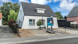 <p>In de Herestraat 114 te Zonhoven vinden we deze ruime en verzorgde woning op een mooi perceel van <span>651,57 m²</span><span>. Gelegen in het populaire Zonhoven geniet u hier van een aangename woonomgeving met een uitstekende bereikbaarheid en alle voorzieningen binnen handbereik.</span></p>
<p>Met een bewoonbare oppervlakte van <span>200 m²</span><span> biedt deze woning heel wat ruimte voor gezinnen. De praktische indeling omvat maar liefst </span><span>4 slaapkamers</span><span> en </span><span>2 badkamers</span><span>, waardoor comfort en privacy gegarandeerd zijn.<br /><br />De woning beschikt bovendien over een extra ruimte die momenteel als slaapkamer wordt benut. Dankzij de flexibele indeling kan deze ruimte eveneens perfect worden ingericht als bureau of hobbyruimte, afgestemd op uw woonwensen.<br /></span></p>
<p>De leefruimtes zijn aangenaam ingericht en bieden voldoende mogelijkheden voor gezellige familiemomenten. Dankzij de aanwezige ruimte kan deze woning perfect meegroeien met uw gezin.</p>
<p>Ook op energetisch vlak scoort deze eigendom goed. De woning beschikt over een <span>EPC-label C</span><span>, waardoor er geen bijkomende energetische renovatieverplichting geldt. De woning is uitgerust met zonnepanelen, wat bijdraagt aan een lagere energiefactuur en een duurzamer energieverbruik. I</span><span>n de winter kan er verwarmd worden met stookolie of een gezellige pelletkachel, in de zomer biedt de airco voldoende verkoeling. </span></p>
<p>De ligging is één van de grote troeven. Zonhoven staat bekend om zijn groene omgeving, mooie natuurgebieden en aangename woonkwaliteit. Tegelijk zijn winkels, scholen, horeca en belangrijke verbindingswegen vlot bereikbaar.</p>
<p>Een ideale woning voor wie op zoek is naar ruimte, comfort en een uitstekende ligging.</p>
<p>Locatie: Herestraat 114, 3530 Zonhoven</p>
<p>Interesse of een bezoek plannen? Contacteer <span><b>Lieselotte</b></span><span> via <span><b>0493 56 87 30</b></span>.</span></p>
<p><b>We Invest Demervallei</b><span><br /></span><span><i>Vastgoed Anders Bekeken</i></span></p>