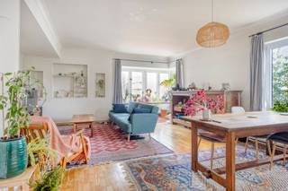 <p>Op zoek naar een instapklaar appartement in Hasselt met een ruime indeling en een aangename woonomgeving? Dit appartement in de Rederijkerstraat biedt met 119m² woonoppervlakte een comfortabele thuis voor wie op zoek is naar ruimte, licht en een praktische ligging.</p><p>Het appartement bevindt zich op de eerste verdieping en is meteen verhuisklaar, waardoor je zonder grote renovatiewerken je intrek kunt nemen. Bij het binnenkomen valt meteen de ruime indeling op. De leefruimtes bieden voldoende mogelijkheden om een gezellige zithoek en eetplaats in te richten, terwijl de grote raampartijen zorgen voor een aangename natuurlijke lichtinval. De aluminium buitenschrijnwerk met dubbele beglazing draagt bovendien bij aan het wooncomfort.</p><p>Het appartement beschikt over drie ruime slaapkamers van 17m², 14m² en 13m². Hierdoor zijn er verschillende mogelijkheden voor een gezin, een thuiskantoor, hobbyruimte of logeerkamer. De badkamer van 5,25m² is functioneel ingericht en beschikt over een bad en een douche. Verwarming en warm water worden voorzien via aardgas. Daarnaast beschikt het appartement over een terras waar je op een rustig moment even van de buitenlucht kunt genieten.</p><p>Een aparte berging biedt extra praktische opbergruimte voor bijvoorbeeld fietsen, huishoudmateriaal of persoonlijke spullen. Het appartement heeft geen garage of private parkeerplaats, maar de residentiële omgeving zorgt voor een aangename wooncontext. Op energetisch vlak beschikt de woning over een EPC-label C met een score van 244 kWh/m².</p><p>De ligging in de Rederijkerstraat combineert de rust van een residentiële omgeving met een vlotte bereikbaarheid. Winkels, scholen, sportvoorzieningen en het station bevinden zich in de omgeving en ook de belangrijkste invalswegen naar Hasselt zijn gemakkelijk bereikbaar. Hierdoor vormt dit appartement een interessante uitvalsbasis voor zowel gezinnen als koppels die comfortabel in Hasselt willen wonen. Mogelijkheid tot aankoop van een ondergrondse garagebox. Ben je op zoek naar een ruim, instapklaar appartement met drie slaapkamers, terras en aparte berging in Hasselt? Neem dan contact met ons op en ontdek deze woning tijdens een persoonlijke bezichtiging.</p>
