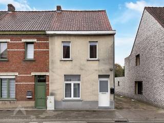 <p>Deze volledig gerenoveerde halfopen woning combineert hedendaags wooncomfort met een warme, authentieke uitstraling. Een ideale thuis voor wie houdt van sfeer, ruimte en een gezellige tuin!<br /><br />Je komt binnen via de inkomhal met gastentoilet en ontdekt meteen de sfeervolle leefruimte met gezellige zit- en eethoek. Aansluitend bevindt zich de ruime keuken met directe toegang tot het terras. Er is voorziening voor een vaatwasser en koelkast.<br /><br />De karaktervolle badkamer beschikt over een moderne inloopdouche en lavabo. Daarnaast is er een praktische berging met wasplaats.</p>
<p>Buiten geniet je van een groene tuin met terras en handig zijpoortje. Op de eerste verdieping bevinden zich twee slaapkamers en een apart toilet. De tweede verdieping biedt een derde slaapkamer, ideaal als master bedroom, hobbyruimte of thuiskantoor.<br /><br />Een charmante, volledig gerenoveerde woning met karakter én comfort. Hier hoef je enkel nog je koffers uit te pakken!<br /><br />Extra troeven</p>
<ul>
<li>gerenoveerd in 2025</li>
<li>handig zijpoortje</li>
<li>leuke tuin</li>
<li>authentieke houten vloer</li>
<li>nabij belangrijke invalsweg, scholen en winkels</li>
<li>instapklaar</li>
</ul>
<p>Volgens een simulatie uitgevoerd door de EPC dienst, is het voldoende om de houtkachel te vervangen door een pelletkachel of gelijkwaardig om een EPC niveau D te bekomen.<br /><br />Deze woning is te koop ZONDER makelaar via het concept van Smart Houses. Wenst u verdere inlichtingen of een bezoek? Contacteer rechtstreeks de eigenaar via +32472475490</p>