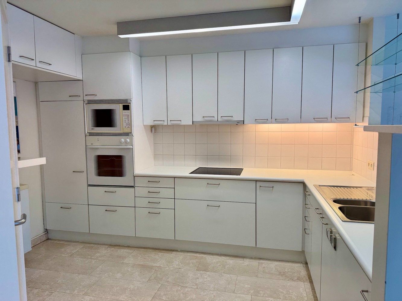 Binnen de grote ring, comfortabel appartement met autostandplaats en ruime kelder. - foto 3