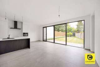 <p><span>Energiezuinig gelijkvloers appartement met terras en gemeenschappelijke tuin </span></p><p><span>Welkom in dit energiezuinige gelijkvloerse appartement, gelegen in een recent gebouwd appartementsgebouw aan de Schuurveldlaan. Hier geniet u van modern wooncomfort, een uitstekende label A en een aangename combinatie van binnen- en buitenruimte. Dankzij de energiezuinige technieken zoals de vloerverwarming, ventilatiesysteem type C+ én de aanwezige zonnepanelen, woont u hier niet alleen comfortabel maar ook bijzonder energie-efficiënt en toekomstgericht.</span></p><h2><span>Ligging</span></h2><p><span>Dit appartement heeft een zeer gunstige en strategische ligging aan de Schuurveldlaan, in de nabijheid van zowel het dorpscentrum van Wilrijk als Aartselaar. Daarnaast geniet u van een uitstekende verbinding naar de belangrijkste invalswegen richting Antwerpen en Brussel, wat deze locatie bijzonder interessant maakt voor pendelaars. U woont hier in een rustige woonomgeving met toch alle voorzieningen zoals winkels, scholen, horeca en openbaar vervoer binnen handbereik.</span></p><h2><span>Indeling</span></h2><p><span>Via de inkomhal, afgewerkt met een stijlvolle grijze tegelvloer, komt u meteen in een lichtrijke en aangename sfeer terecht. De inkomhal geeft toegang tot de verschillende ruimtes en leidt u verder naar de ruime leefruimte met open eilandkeuken.</span></p><p><span>De leefruimte geniet van uitzonderlijk veel natuurlijk licht dankzij de hoogrendements aluminium raampartijen over de volledige breedte. Deze bieden bovendien een mooi zicht op het privatieve terras en de gemeenschappelijke tuin. Twee ramen zijn voorzien van vliegenramen voor extra comfort. Via de schuifdeur bereikt u het privatieve terras van ca. 14 m², waar het heerlijk vertoeven is. De aanpalende gemeenschappelijke tuin voelt dankzij de beschutting quasi privatief aan en biedt een rustige groene omgeving om te ontspannen of gasten te ontvangen.</span></p><p><span>De open eilandkeuken is modern en hoogwaardig afgewerkt met onder meer een composiet werkblad en beschikt over alle hedendaagse toestellen: vaatwasser, oven, inductiekookplaat, koelkast, diepvries en voldoende kastruimte. Aansluitend bevindt zich een praktische berging met extra stockageruimte.</span></p><p><span>Verder bevindt zich links van de inkomhal de ruime slaapkamer, met voldoende plaats voor een dubbel bed en kastruimte. De badkamer is modern afgewerkt en voorzien van een inloopdouche, lavabo en handdoekradiator. Daarnaast is er nog een aparte technische ruimte met aansluiting voor wasmachine en droogkast.</span></p><p><span>In de ondergrondse verdieping beschikt u over een zeer ruime kelderberging, bereikbaar via lift of trap. Tevens is er een gemeenschappelijke fietsenberging aanwezig. De ondergrondse autostaanplaats dient verplicht mee aangekocht te worden voor een vraagprijs van 20.000 euro</span></p><p><span>Een extra troef is dat de aankoop kan gebeuren onder registratierechten (2%) in plaats van btw, wat financieel zeer interessant is.</span></p><h2><span>Troeven</span></h2><ul><li><span>Energiezuinig appartement met label A </span></li><li><span>Zonnepanelen aanwezig </span></li><li><span>Vloerverwarming </span></li><li><span>Ventilatiesysteem type C+ </span></li><li><span>Recent bouwjaar </span></li><li><span>Privatief terras en gemeenschappelijke tuin met quasi privatief gevoel </span></li><li><span>Zeer ruime kelderberging </span></li><li><span>Gemeenschappelijke fietsenberging </span></li></ul><p><span> </span></p><p><span>Dit appartement combineert comfort, luxe en een uitzonderlijk buitengevoel op een toplocatie in Wilrijk.</span></p><p><span> </span></p>