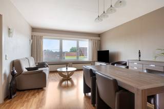 This ready-to-move-in apartment of 82 m² is located on the 2nd floor of a well-maintained building (no elevator) in a convenient location near the center of Sint-Pieters-Leeuw. Thanks to its good accessibility, shops, amenities, and important connecting roads are easily within reach.<br /><br />The apartment is in good condition and has a pleasant and practical layout.<br />Layout: entrance hall, living room with closed kitchen (fridge, oven, hob, extractor hood, dishwasher), 2 bedrooms, bathroom with bath/shower and sink, separate toilet, and a balcony. Additionally, there is a spacious private cellar and a parking space included with the apartment.<br /><br />Interested? Contact us at stephanie@woonkantoor.be or 0477 81 67 75.