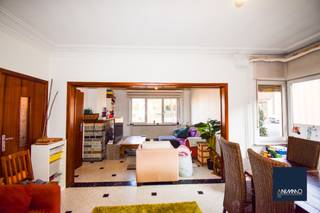 Charmante te renoveren driegevelwoning met tuin, gelegen nabij het gezellige centrum van Berg en in de directe omgeving van belangrijke verkeersaders naar Brussel/Mechelen/Leuven. Deze degelijke woning is perfect geschikt voor starters met renovatieplannen en is ingedeeld als volgt: op het gelijkvloers heeft u een mooie inkomhal/traphal, zonnige leefruimte, ingerichte keuken, veranda, toilet, wasplaats/berging, doucheruimte, twee garages en tuin. Op de verdieping zijn er 3 slaapkamers en een kamer die dienst kan doen als bureau. Tevens heeft u een ruime zolder en kelder. Kom deze woning zeker eens bezoeken en laat u verleiden om in dit mooie stukje landelijk Kampenhout een thuis te vinden.