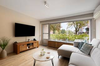 <p>Dit aangename gelijkvloerse appartement in de Kardinaal Mercierlaan is een mooie opportuniteit voor wie op zoek is naar comfort, een vlotte bereikbaarheid en een uitstekende ligging in Heverlee. Het Arenbergpark, Imec, Gasthuisberg en de KU Leuven bevinden zich allemaal op korte afstand.<br />Het appartement werd in 2024 deels gerenoveerd en biedt een aangename en praktische indeling. De ruime inkomhal met vestiairekast geeft toegang tot de gezellige leefruimte met airconditioning en terras.<br />Daarnaast zijn er de volledig ingerichte keuken, 2 slaapkamers, een verzorgde badkamer en voldoende bergruimte. Een ruime kelderberging en gesloten garagebox vervolledigen het aanbod en zijn inbegrepen in de prijs.<br />Een appartement met een combinatie die je niet elke dag tegenkomt: gelijkvloers wonen, buitenruimte, een garagebox én een topligging in Heverlee.</p><p>Interesse? Plan vandaag nog je bezoek via frank.geurts@living-stone.be</p>