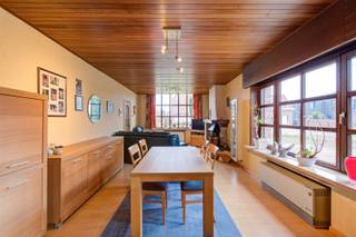 Deze halfopen bebouwing is gelegen op een mooi perceel van 893 m² met een straatbreedte van maar liefst 18,53 meter. Dankzij de diepe structuur van...