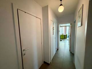 <p><strong>Instapklaar gelijkvloers appartement met zonnig terras en privatieve tuin</strong><br />Op zoek naar een instapklaar appartement waar comfort, licht en een aangename buitenruimte samenkomen? Dan is dit verzorgde gelijkvloerse appartement in een recente residentie in Sint-Agatha-Berchem beslist een bezoek waard.<br />Het appartement beschikt over een ruime en lichtrijke leefruimte met grote raampartijen die uitgeven op het zonnige terras en de privatieve tuin, waardoor binnen en buiten naadloos in elkaar overvloeien. De open, volledig ingerichte keuken sluit perfect aan bij de leefruimte en biedt alle hedendaagse comfort.<br />Verder omvat het appartement twee volwaardige slaapkamers, een stijlvolle badkamer met ligbad en dubbele wastafel, een afzonderlijk gastentoilet en een praktische berging.<br />De privatieve tuin met terras vormt een absolute meerwaarde en biedt de ideale plek om in alle rust te genieten van een ontbijt in de ochtendzon, een barbecue met vrienden of een ontspannen avond in het groen.<br />Gelegen in een rustige, residentiële buurt, op wandelafstand van winkels, scholen en openbaar vervoer, met een vlotte verbinding naar de Brusselse Ring en het centrum van Brussel.<br />Troeven<br />Instapklaar appartement<br />Gelijkvloerse ligging<br />2 volwaardige slaapkamers<br />Lichtrijke leefruimte<br />Open, volledig ingerichte keuken<br />Privatief terras en tuin (ca. 17 m²)<br />Praktische berging<br />Rustige ligging nabij winkels, scholen en openbaar vervoer<br />Ideaal als eigen woonst of investering<br /> </p>