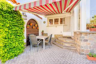 Deze karaktervolle en kwalitatieve villa met romantische tuin combineert comfort, ruimte en energiezuinige extra’s.U betreedt de woning via de...