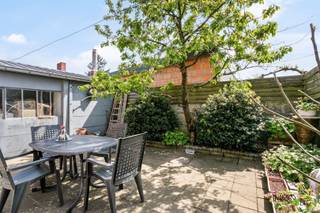 VERKOOP MET LEVENSLANG HUURCONTRACT --> INVESTERING! ZELF NIET ONMIDDELLIJK TE BEWONEN. MEER INFO: https://www.immo2life.be/nl/te-koop?view=detail&amp;id=1066 De vraagprijs bedraagt 225.000 EURO, onder voorwaarde dat de huidige verkopers (= broer en zus) (M 67 jaar en V 74 jaar) én hun zus (V 61 jaar) de woning levenslang kunnen huren aan een maandelijkse huurprijs van 900 EURO (met jaarlijkse indexatie). De verkopers en hun zus worden uw goede huisvader huurders, u moet dus zelf geen huurder zoeken. Het betreft een levenslang notarieel huurcontract dat enkel kan worden opgezegd door de huurders. Een ideale investering in vastgoed zonder zorgen met een brutorendement van 4,8%.Het betreft een ruime halfopen bebouwde woning met 5 slaapkamers, veranda, garage en zuidgericht terras gelegen op een perceel van 206m² te Beverlo, deelgemeente van Beringen. De woning is vlot bereikbaar (mobiscore 8,6/10) via de nodige verbindingswegen (N72, N73 en E313) en begeeft zich op amper 1,5km van het centrum van Beverlo en op 3,2km van het centrum van Beringen.[De mobiscore geeft de milieu-impact aan voor verplaatsingen vanaf een woning. Ze toont hoe goed voorzieningen, zoals scholen, winkels, openbaar vervoer,… met de fiets of te voet bereikbaar zijn.]De woning werd opgericht in 1957 en wordt zeer goed onderhouden door de huidige bewoners. In 2020 werd het dak volledig gerenoveerd (o.a. plaatsing onderdak, pannen, nok, ondernok, enz.) en werd de zoldervloerplaat geïsoleerd met 220mm isolatie 'Knauf Multifit 35'. (Factuur beschikbaar bij verdere interesse.) De woning beschikt over een kelder met waterverzachter en bovengrondse stookolietank (2.000l). De woning is op heden voorzien van houten raamwerk met gedeeltelijk enkele en gedeeltelijk dubbele beglazing. Bij verdere interesse is er een offerte beschikbaar om de enkele beglazing te vervangen door dubbele beglazing.De indeling is als volgt: inkomhal, toegang naar droge kelder, lichtrijke woonkamer, eetkamer, ingerichte keuken (met toestellen) met eetplaats en salon, hal, apart toilet, veranda met bijkeuken (en voorziening voor wasmachine en droogkast) en toegang naar zuidgericht terras/koer. Op de 1ste verdieping bevindt zich de nachthal, 5 slaapkamers, een ingerichte badkamer (voorzien van enkele wastafel, toilet en ligbad) en een berging. Er is een vaste trap aanwezig in de nachthal op de 1ste verdieping die toegang verleent tot de nog in te richten zolderruimte met geïsoleerde zoldervloer. Buiten bevindt zich de oprijlaan, de garage en het aangenaam onderhoudsvriendelijk zonneterras/koer.