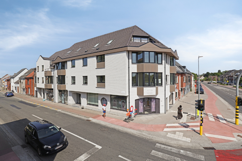 Stijlvol appartement met terras te koop in hartje Zeveneken! - foto 1