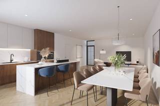 Dit appartement op het gelijkvloers beschikt over een bewoonbare oppervlakte van circa 116 m² en werd ontworpen met oog voor licht, ruimte en functionaliteit. De leefruimte geniet van een aangename natuurlijke lichtinval dankzij de grote raampartijen en vormt het kloppend hart van het appartement.Aansluitend bevindt zich een ruim terras van circa 18 m², ideaal voor buitenactiviteiten, gezellige diners of een ontspannen moment in de open lucht. Het terras vormt een mooie verlenging van de leefruimte en verhoogt het wooncomfort aanzienlijk.Daarnaast beschikt het appartement over een autostaanplaats en een privatieve kelderberging, beide inbegrepen in de verkoopprijs, perfect voor extra opslagruimte en een praktische organisatie.Ook dit appartement werd gerealiseerd volgens de BEN-normen (Bijna-EnergieNeutraal), wat resulteert in een laag energieverbruik en een duurzame investering op lange termijn.De verwarming gebeurt via vloerverwarming in combinatie met een energiezuinige warmtepomp, wat zorgt voor een gelijkmatige warmteverdeling en een aangenaam binnenklimaat zonder zichtbare radiatoren.Daarnaast werd het appartement uitgerust met zonnepanelen (4 x 400 Wp), goed voor een totaal vermogen van 1.600 Wp. Hiermee wordt een deel van de elektriciteitsbehoefte zelf opgewekt, wat de energiekosten structureel verlaagt.Op vlak van ventilatie werd gekozen voor een ventilatiesysteem type C. Dit systeem zorgt voor een gecontroleerde afvoer van vervuilde lucht via mechanische ventilatie, terwijl verse lucht op natuurlijke wijze wordt aangevoerd via roosters. Dit garandeert een gezond binnenklimaat en een efficiënte luchtcirculatie.Dankzij de hoogwaardige thermische en akoestische isolatie geniet u bovendien van rust, comfort en optimale energieprestaties.Residentie Dumont combineert een topligging tegenover Thor Park met moderne architectuur en duurzame technieken – een unieke kans om comfortabel en energiezuinig te wonen in Genk.