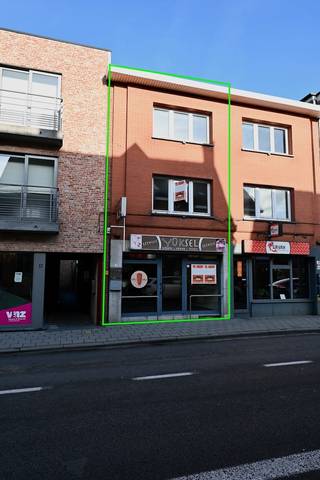 Handelspand + Duplexappartement in centrum Nijlen . Het handelspand van 76 m² op het gelijkvloers omvat een grote raampartij , winkelruimte , keuken...